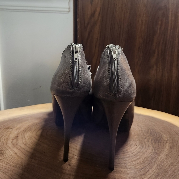Charlotte Russe Size 8 Silver High Heel Peep-Toe Booties with Ruffle Detail - Picture 4 of 7